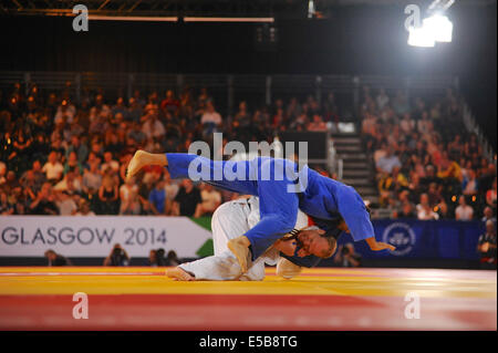 Glasgow, Ecosse, Royaume-Uni. 26 juillet, 2014. Les scènes dramatiques comme Jason Koster (NZL, blanc) se bat Sahil Pathania (IND, bleu) dans le quart de finale de la compétition de judo, XX Jeux du Commonwealth. Jason Koster est allé jusqu'à la demi-finale. Crédit : Michael Preston/Alamy Live News Banque D'Images