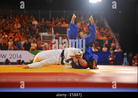 Glasgow, Ecosse, Royaume-Uni. 26 juillet, 2014. Les scènes dramatiques comme Jason Koster (NZL, blanc) se bat Sahil Pathania (IND, bleu) dans le quart de finale de la compétition de judo, XX Jeux du Commonwealth. Jason Koster est allé jusqu'à la demi-finale. Crédit : Michael Preston/Alamy Live News Banque D'Images