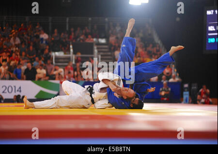 Glasgow, Ecosse, Royaume-Uni. 26 juillet, 2014. Les scènes dramatiques comme Jason Koster (NZL, blanc) se bat Sahil Pathania (IND, bleu) dans le quart de finale de la compétition de judo, XX Jeux du Commonwealth. Jason Koster est allé jusqu'à la demi-finale. Crédit : Michael Preston/Alamy Live News Banque D'Images