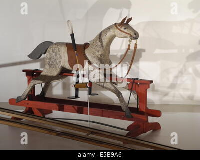 Un cheval blanc avec un maillet de polo est une partie de l'exposition 'Royal' de la petite enfance à Londres, Royaume-Uni, le 25 juillet 2014. C'est un présent du président des États-Unis pour couple Prince George de Grande-Bretagne. Photo : Teresa Peda/dpa Banque D'Images