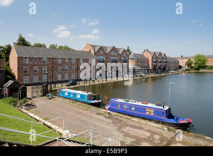 Nouveaux appartements et maisons de ville au bord du canal par la baisse sur le bassin du canal de Shropshire Union. Quai de l'ocre l'Angleterre Cheshire Ellesmere Port Banque D'Images