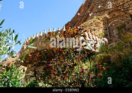 Haut de la profonde gorge Dades,hôtel construit dans Red Rock,Revenir Rd,vallée de Todra descendant,Rivière,NR-Boumalne-Ed,Dades Maroc Banque D'Images