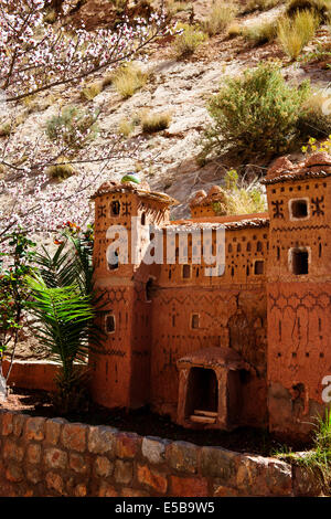 Haut de la profonde gorge Dades,hôtel construit dans Red Rock,Revenir Rd,vallée de Todra descendant,Rivière,NR-Boumalne-Ed,Dades Maroc Banque D'Images