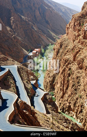 Haut de la profonde gorge Dades,hôtel construit dans Red Rock,Revenir Rd,vallée de Todra descendant,Rivière,NR-Boumalne-Ed,Dades Maroc Banque D'Images