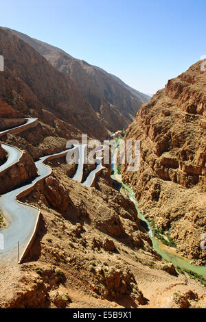 Haut de la profonde gorge Dades,hôtel construit dans Red Rock,Revenir Rd,vallée de Todra descendant,Rivière,NR-Boumalne-Ed,Dades Maroc Banque D'Images