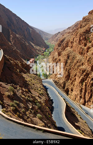 Haut de la profonde gorge Dades,hôtel construit dans Red Rock,Revenir Rd,vallée de Todra descendant,Rivière,NR-Boumalne-Ed,Dades Maroc Banque D'Images