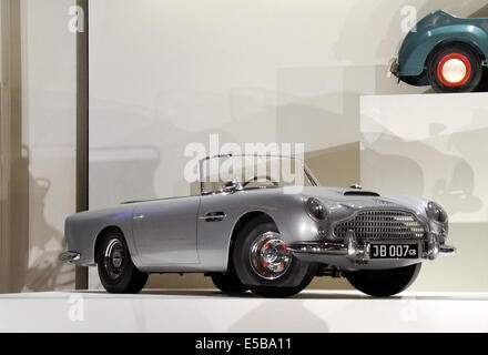 Londres, Royaume-Uni. Le 25 juillet, 2014. Un modèle miniature de la "cars" de James Bond Aston Martin DB5 sont une partie de l'exposition 'Royal' de la petite enfance à Londres, Royaume-Uni, le 25 juillet 2014. C'est un présent du président des États-Unis pour couple Prince George de Grande-Bretagne. Photo : Teresa Peda/dpa/Alamy Live News Banque D'Images