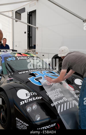 Towcester, Wiltshire, Royaume-Uni. Le 25 juillet, 2014. Une voiture en cours signer écrit dans le pitts à Silverstone. Credit : Keith Larby/Alamy Live News Banque D'Images