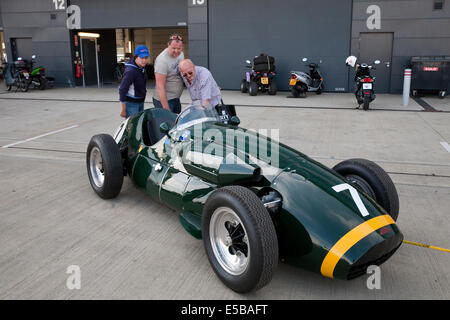 Towcester, Wiltshire, Royaume-Uni. Le 25 juillet, 2014. Vérifier l'arrière d'une connaught poussés dans le pitts à Silverstone. Credit : Keith Larby/Alamy Live News Banque D'Images
