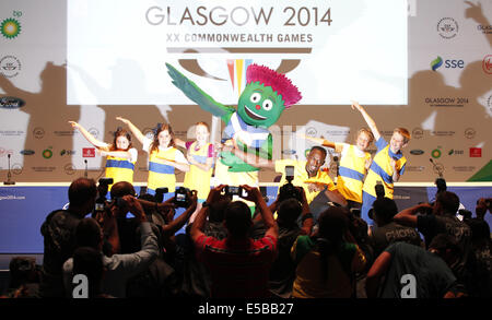 Glasgow. 26 juillet, 2014. Usain Bolt (3R) de la Jamaïque pose pour une photo lors d'une conférence de presse le jour 3 de la Glasgow 2014 Jeux du Commonwealth, à la chambre de Loch Lomond au CPP à Glasgow, en Écosse, le 26 juillet 2014. Credit : Wang Lili/Xinhua/Alamy Live News Banque D'Images