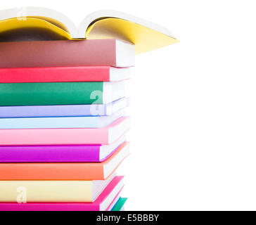 Pile de livres colorés isolé sur fond blanc Banque D'Images