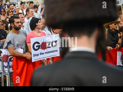 La place du parlement, Londres, Royaume-Uni. 26 juillet 2014. Les Juifs orthodoxes assister à la solidarité avec la Palestine et mars rassemblement à la place du Parlement. Des milliers d'écouter des discours que le rallye se termine dans la région de Parliament Square Crédit : Matthieu Chattle/Alamy Live News Banque D'Images