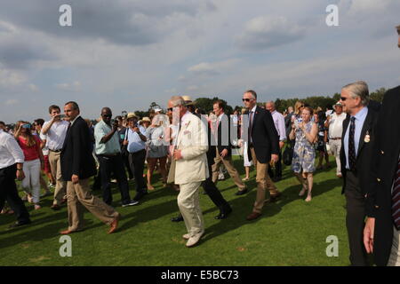 Guards Polo Club, Windsor, Berkshire, Royaume-Uni. 26 juillet, 2014. Son Altesse Royale le Prince de Galles à la mi-temps en finale de la coupe du couronnement 26 juillet 2014 Polo Match : Jonathan tennant/Alamy Live News Banque D'Images