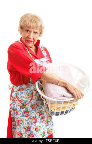 Senior woman déteste faire la lessive. Isolé sur blanc. Banque D'Images