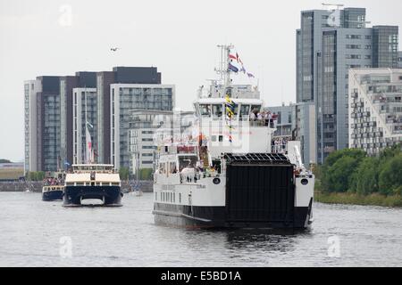 Glasgow, Écosse, Royaume-Uni. 26th juillet 2014. Jeux du Commonwealth flottille. Environ 250 bateaux de toutes formes et de toutes tailles naviguent le long de la rivière Clyde jusqu'au centre de Glasgow pour célébrer l'accueil des Jeux du Commonwealth. Ici, le Lochinvar MV ouvre la voie. Banque D'Images