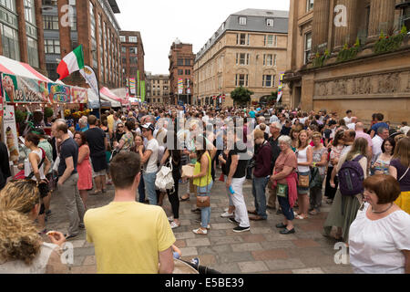 Glasgow , Ecosse, Royaume-Uni. 26 juillet, 2014. Samedi 26 Juillet 2014 Festival de la ville marchande, Glasgow, Ecosse, Royaume-Uni. Des milliers de gens en temps gris pour profiter de la Merchant City Festival à Glasgow Paul Stewart/Alamy News Banque D'Images