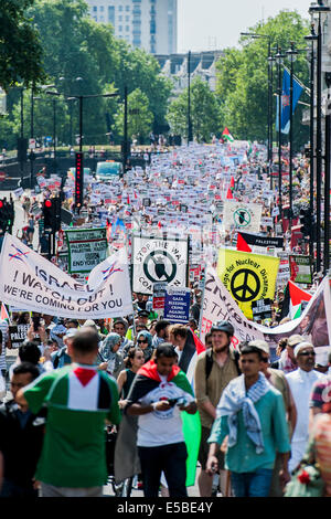 Londres, Royaume-Uni. 26 juillet, 2014. Arrêter le massacre à Gaza" de protestation. Une manifestation appelée par : Coalition contre la guerre, la Solidarité Palestine campagne, Campagne pour le désarmement nucléaire, les Amis de Al Aqsa, British Muslim Initiative, Association des musulmans de Grande-Bretagne, le Forum palestinien en Grande-Bretagne. Ils ont réuni à l'ambassade d'Israël et ont marché vers le Parlement. Ils ont appelé à "l'attentat d'Israël et l'assassinat d'arrêter maintenant et pour David Cameron à cesser de soutenir les crimes de guerre israéliens'. Londres, 26 juillet 2014. Guy Bell, 07771786236, guy@gbphotos.com Crédit : Guy Bell/Alamy Live News Banque D'Images