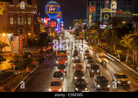 Trafic sur Las Vegas Blvd. de nuit-Las Vegas, Nevada, USA. Banque D'Images