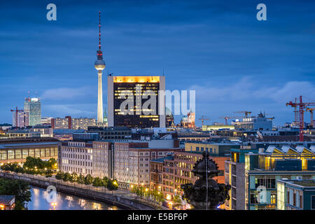 Berlin, Allemagne city skyline at night. Banque D'Images