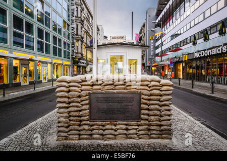 Checkpoint Charlie à Berlin, Allemagne. Banque D'Images