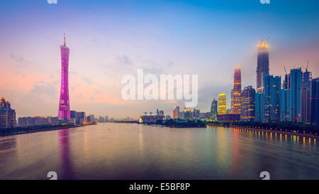 Guangzhou, Chine city skyline panorama sur la rivière des Perles. Banque D'Images