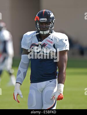 Englewood, Colorado, USA. 26 juillet, 2014. Les Broncos DE DEMARCUS WARE passe par les exercices à Denver Broncos Camp d'entraînement à Dove Valley samedi matin. © Hector Acevedo/ZUMA/Alamy Fil Live News Banque D'Images