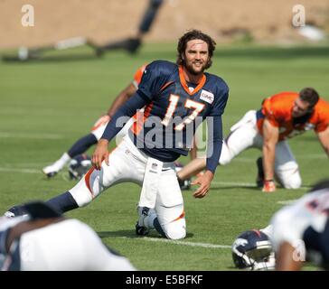 Englewood, Colorado, USA. 26 juillet, 2014. QB07 OSWELLER BROCK se réchauffe avant à l'exercices de Denver Broncos Camp d'entraînement à Dove Valley samedi matin. © Hector Acevedo/ZUMA/Alamy Fil Live News Banque D'Images