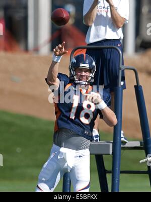 Englewood, Colorado, USA. 26 juillet, 2014. QB07 PAYTON MANNING passe par passes au Camp d'entraînement à Denver Broncos Dove Valley samedi matin. © Hector Acevedo/ZUMA/Alamy Fil Live News Banque D'Images