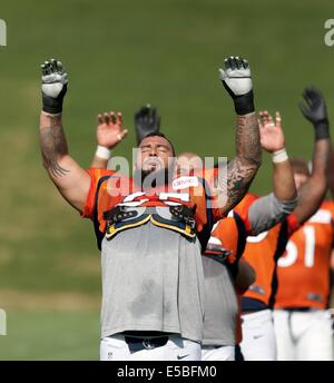 Englewood, Colorado, USA. 26 juillet, 2014. G07 LOUIS VASQUEZ se réchauffe avant à l'exercices de Denver Broncos Camp d'entraînement à Dove Valley samedi matin. © Hector Acevedo/ZUMA/Alamy Fil Live News Banque D'Images