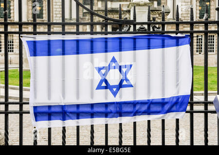 Belfast, Irlande du Nord. 26/07/2014 - Un drapeau israélien est joint aux portes de Belfast City Hall. Les Loyalistes sont manifester leur solidarité avec les citoyens en Israël par l'affichage d'un certain nombre de drapeaux israéliens. Ils estiment qu'ils sont attaqué par des Palestiniens vivant à Gaza. Crédit : Stephen Barnes/Alamy Live News Banque D'Images