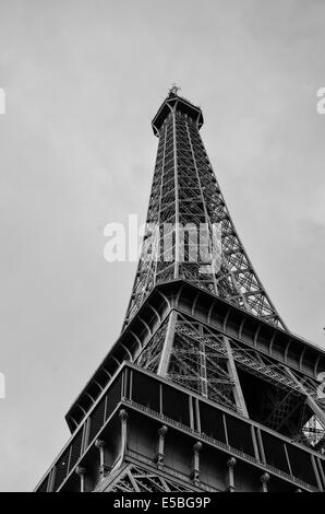 Photo en noir et blanc de la tour Eiffel à partir de l'angle faible Banque D'Images