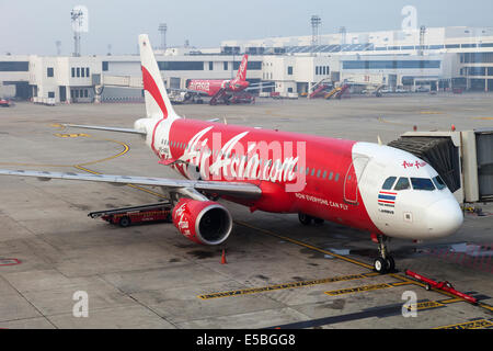 L'Asie de l'air avion à l'Aéroport International de Don Mueang, Bangkok, Thaïlande Banque D'Images