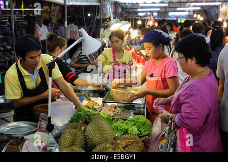 Fruits et légumes stand à un marché de nuit à Bangkok, Thaïlande Banque D'Images