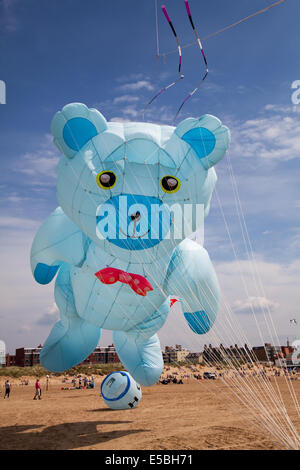 Lytham St Annes, Blackpool, 26 juillet, 2014. St Anne's Festival du cerf-volant. Ours en peluche géant cerf-volant gonflable dans le ciel au-dessus de St Annes front de mer, inondé de couleur que l'affichage fabuleux kites a pris à l'air sur la plage adjacente à l'embarcadère. Le ciel au-dessus de St Annes front ont été inondé de couleur que l'affichage fabuleux kites a pris à l'air sur la plage adjacente à la jetée, et disposant d'un géant gonflable bleu nounours. Banque D'Images