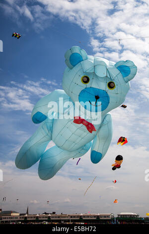 Lytham St Annes, Blackpool, 26 juillet, 2014. St Anne's Festival du cerf-volant. Ours en peluche géant cerf-volant gonflable dans le ciel au-dessus de St Annes front de mer, inondé de couleur que l'affichage fabuleux kites a pris à l'air sur la plage adjacente à l'embarcadère. Le ciel au-dessus de St Annes front ont été inondé de couleur que l'affichage fabuleux kites a pris à l'air sur la plage adjacente à la jetée, et disposant d'un géant gonflable bleu nounours. Banque D'Images