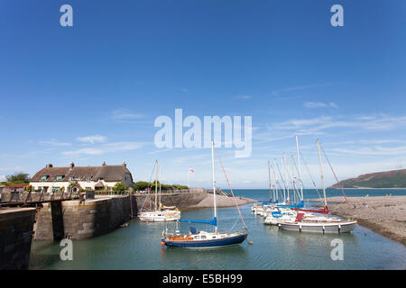 Yachts amarrés dans une petite station Harbour - Porlock Weir, une destination touristique populaire dans le sud-ouest de l'Angleterre. Banque D'Images