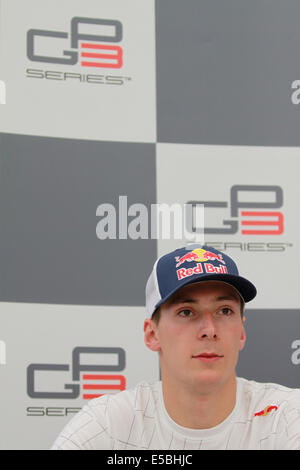 Magyorod, Hungaroring, Hongrie. 26 juillet, 2014. Les courses de GP3 series sur le Hungaroring. Alex Lynn (GBR) de l'équipe Carlin au cours de conférence de presse après la séance de qualification Crédit : Piotr Zajac/Alamy Live News Banque D'Images