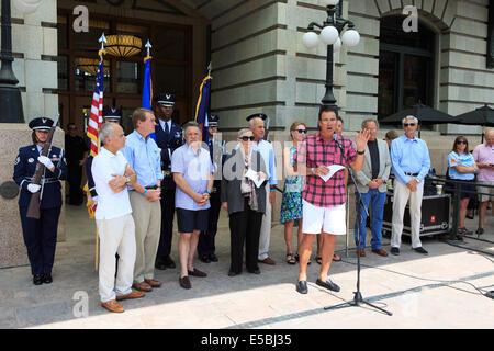 Denver Colorado USA - 26 juillet 2014. Jim Benemann s'adresse à la foule lors de la cérémonie d'ouverture de la gare Union. La gare Union s'ouvre au public pour la première fois depuis la rénovation a commencé en 2008. Credit : Ed Endicott/Alamy Live News Banque D'Images