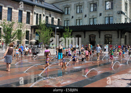Denver Colorado USA - 26 juillet 2014. Les enfants jouent sur l'eau à la gare Union célébration d'ouverture. La gare Union est ouverte au public pour la première fois depuis la rénovation a commencé en 2008. Credit : Ed Endicott/Alamy Live News Banque D'Images