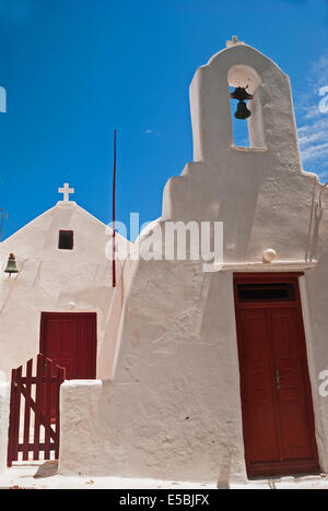 Beffroi de ciel bleu sur l'île de Milos, Grèce Banque D'Images