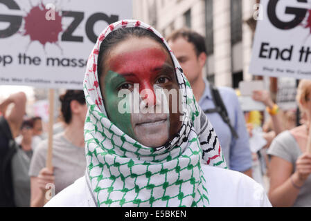 Londres, Royaume-Uni. 26 juillet, 2014. Arrêter le massacre à Gaza" de protestation. Une manifestation appelée par : Coalition contre la guerre, la Solidarité Palestine campagne, Campagne pour le désarmement nucléaire, les Amis de Al Aqsa, British Muslim Initiative, Association des musulmans de Grande-Bretagne, le Forum palestinien en Grande-Bretagne. Ils ont réuni à l'ambassade d'Israël et ont marché vers le Parlement. Ils ont appelé à "l'attentat d'Israël et l'assassinat d'arrêter maintenant et pour David Cameron à cesser de soutenir les crimes de guerre israéliens'. Londres, 26 juillet 2014. Credit : Voir Li/Alamy Live News Banque D'Images