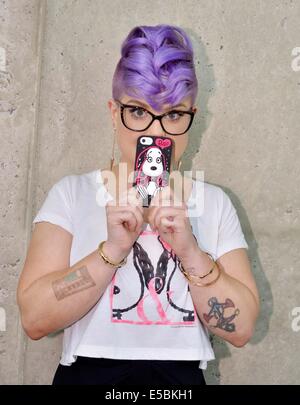 San Diego, USA. 26 juillet, 2014. E ! La Police de la mode fashionista Kelly Osbourne assiste à la Comic-Con de San Diego avec Snoopy et sa soeur Belle, qui a un moment de la mode. Credit : Lisa Rose/Globe Photos/ZUMA/Alamy Fil Live News Banque D'Images