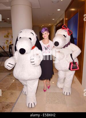 San Diego, USA. 26 juillet, 2014. E ! La Police de la mode fashionista Kelly Osbourne assiste à la Comic-Con de San Diego avec Snoopy et sa soeur Belle, qui a un moment de la mode. Credit : Lisa Rose/Globe Photos/ZUMA/Alamy Fil Live News Banque D'Images