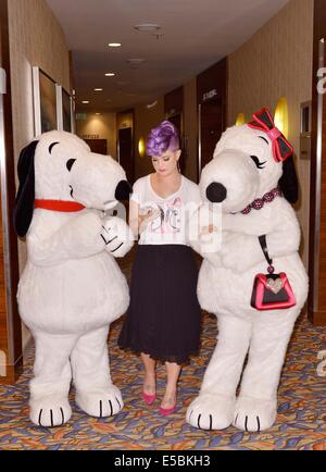 San Diego, USA. 26 juillet, 2014. E ! La Police de la mode fashionista Kelly Osbourne assiste à la Comic-Con de San Diego avec Snoopy et sa soeur Belle, qui a un moment de la mode. Credit : Lisa Rose/Globe Photos/ZUMA/Alamy Fil Live News Banque D'Images