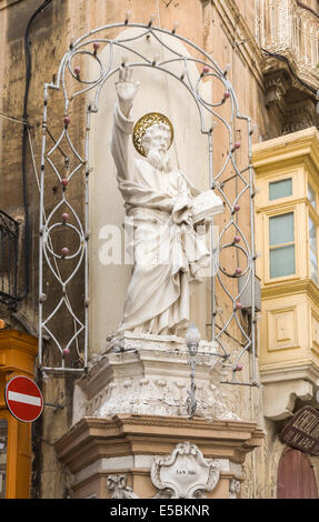 Statue de l'Apôtre, saint Paul (San Pawl), au coin d'une rue de La Valette, Malte Banque D'Images