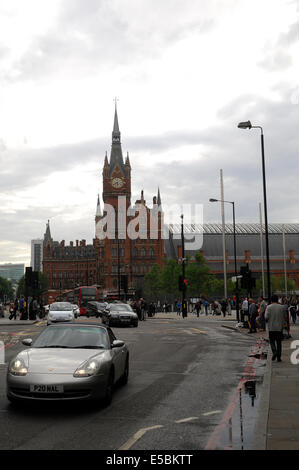 Déménagement la circulation à proximité de la gare St Pancras par temps humide Banque D'Images