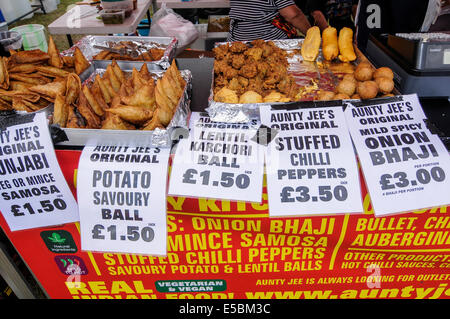 Bushey, Hertfordshire, Royaume-Uni, 27 juillet 2014 - La Fiesta 2014 Chili Hertfordshire Awesome a attiré les visiteurs épris de chili. Présenté : la nourriture indienne à vendre par Aunty Jee's. Crédit : Stephen Chung/Alamy Live News Banque D'Images