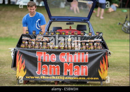 Bushey, Hertfordshire, Royaume-Uni, 27 juillet 2014 - La Fiesta 2014 Chili Hertfordshire Awesome a attiré les visiteurs épris de chili. Présenté : sauces du Chili Le Jam Man Crédit : Stephen Chung/Alamy Live News Banque D'Images