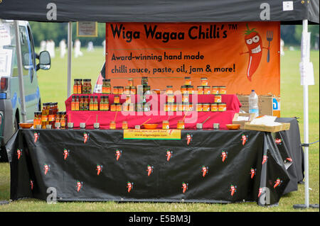 Bushey, Hertfordshire, Royaume-Uni, 27 juillet 2014 - La Fiesta 2014 Chili Hertfordshire Awesome a attiré les visiteurs épris de chili. Présenté : Le Wiga Wagaa Chili's, wc séparés. Crédit : Stephen Chung/Alamy Live News Banque D'Images