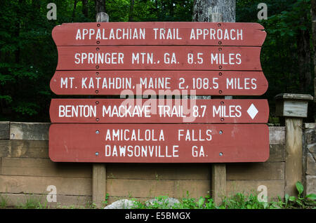 Une enseigne peinte donne la distance à Maine de la Géorgie sur le sentier des Appalaches Banque D'Images